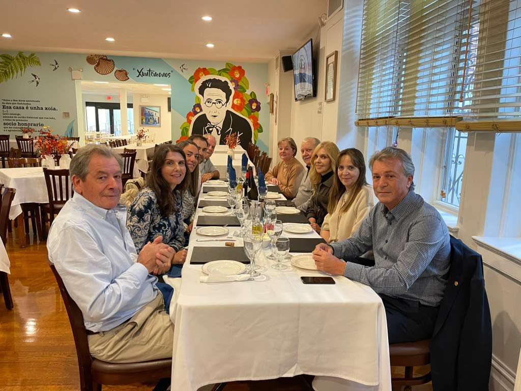Saludando al Presidente y Tesorero del Centro Gallego de México 