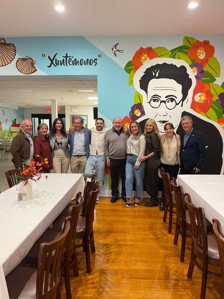 Saludando al Presidente y Tesorero del Centro Gallego de México